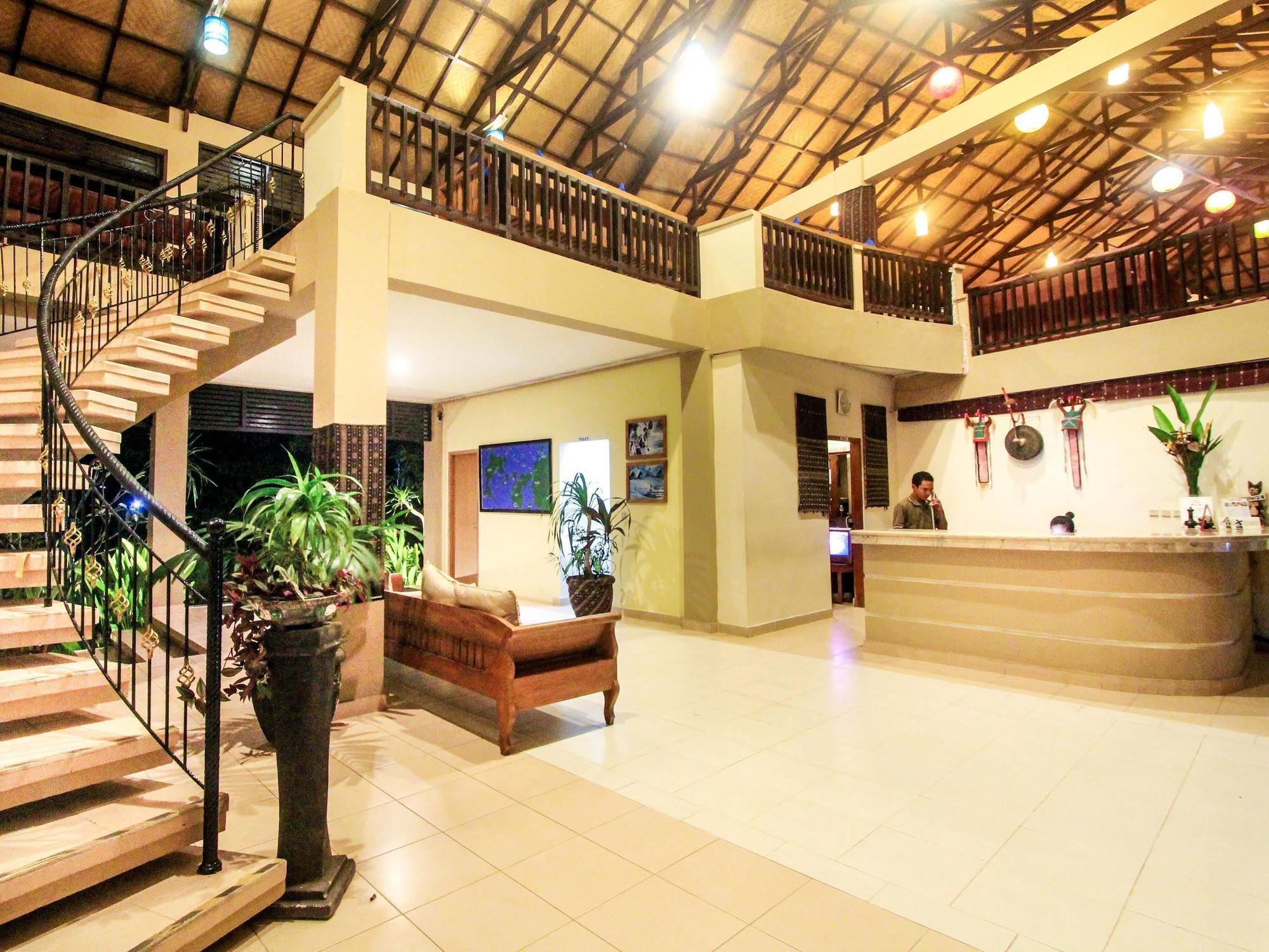 Puri Sari Beach Hotel Labuan Bajo Exterior foto