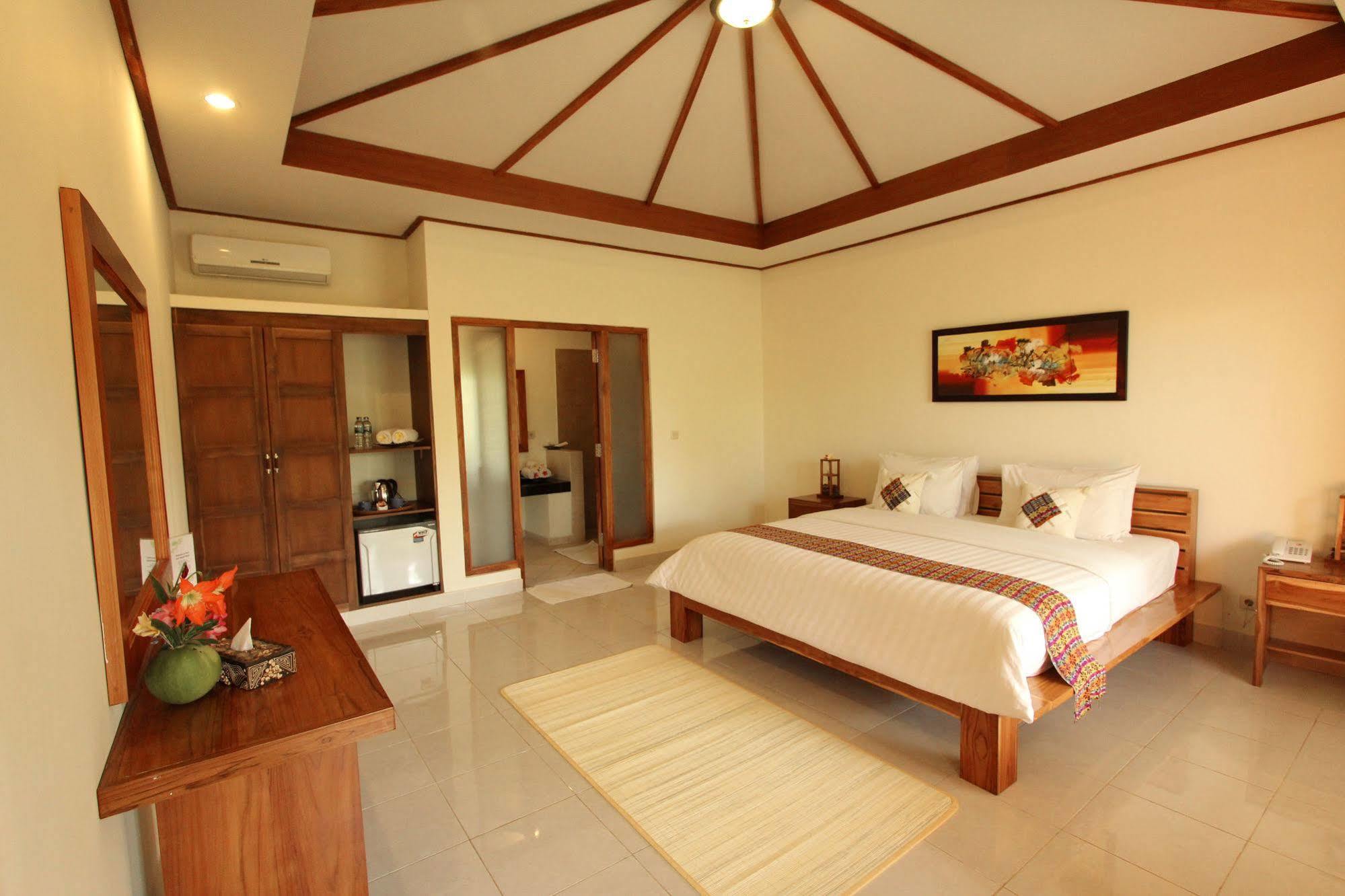 Puri Sari Beach Hotel Labuan Bajo Exterior foto
