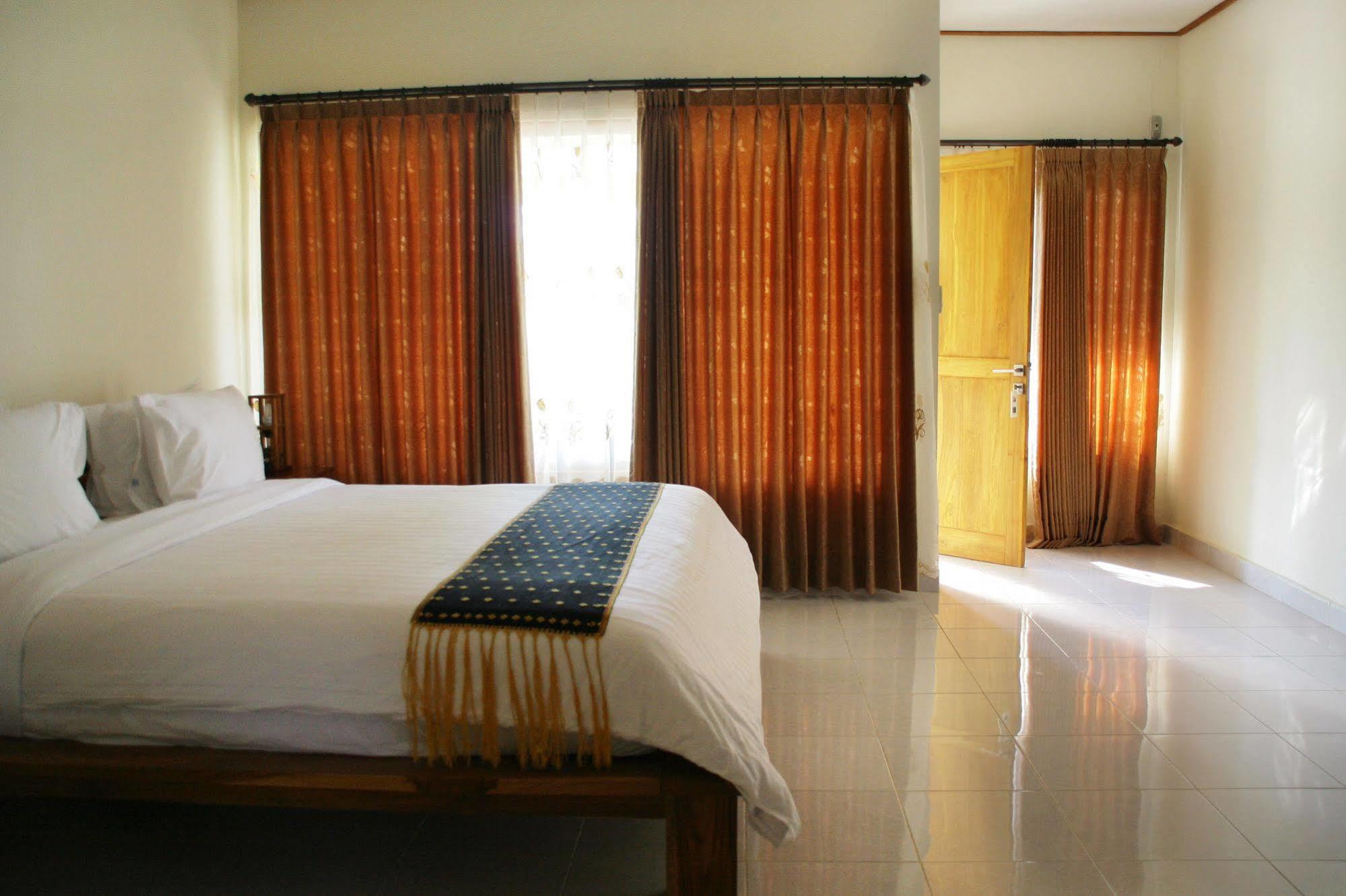 Puri Sari Beach Hotel Labuan Bajo Exterior foto